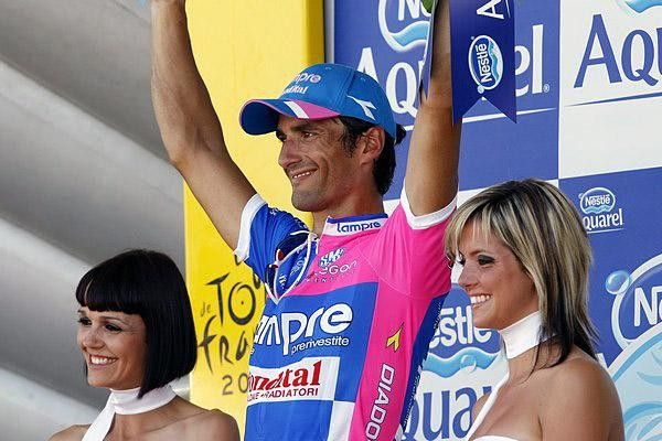 Daniele Bennati (Lampre-Fondital) raises his arms in celebration.