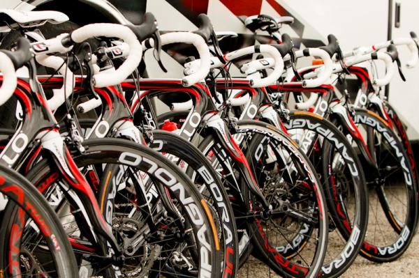 Another view of Caisse d'Epargne's Pinarello Dogmas.