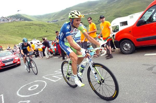 After working hard for team leader Vincenzo Nibali, Ivan Basso (Liquigas-Cannondale) climbs to the finish line.