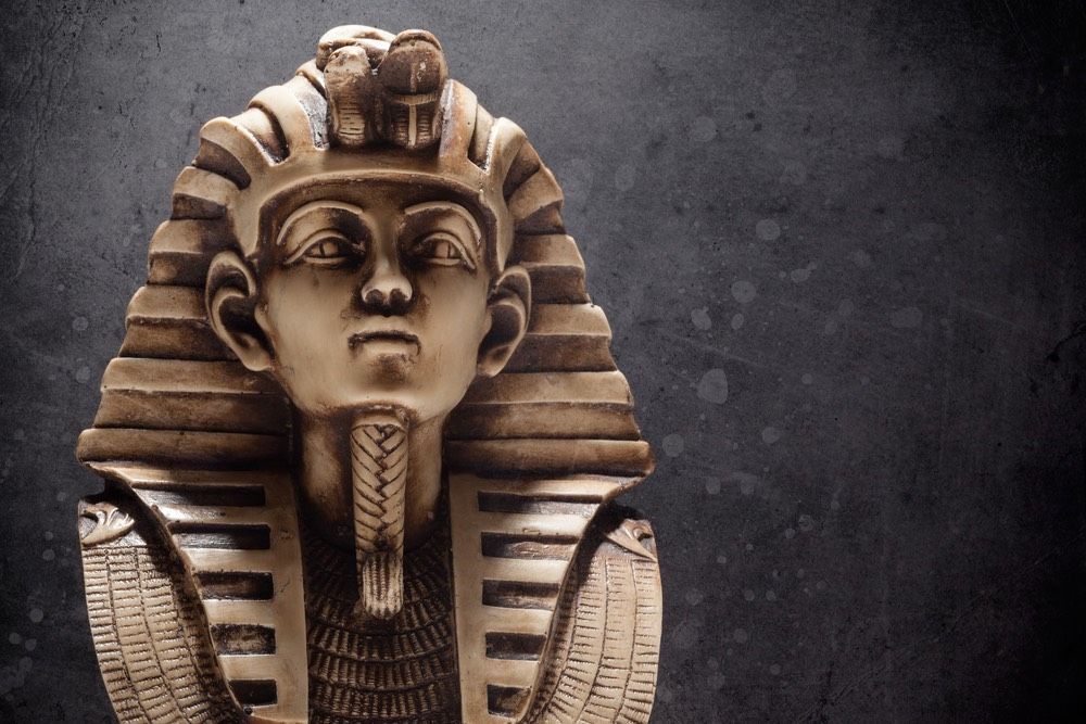 A stone statue of King Tutankhamun&#039;s death mask.