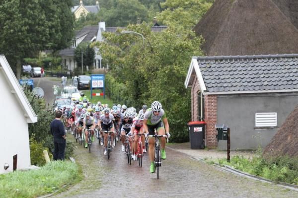 Janneke Kanis (Nederland Bloeit) at the front of the chase group