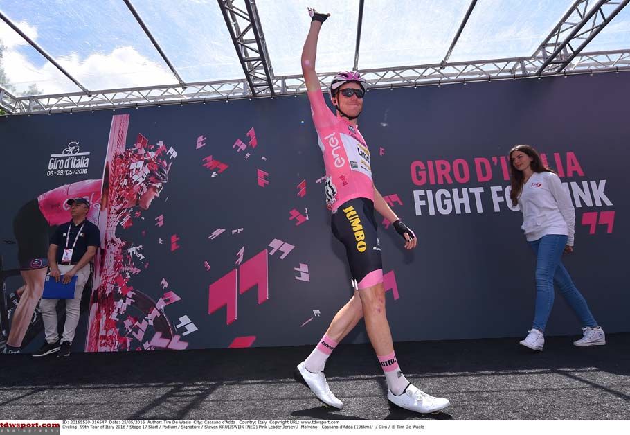 Steven Kruijswijk waves to the crowd