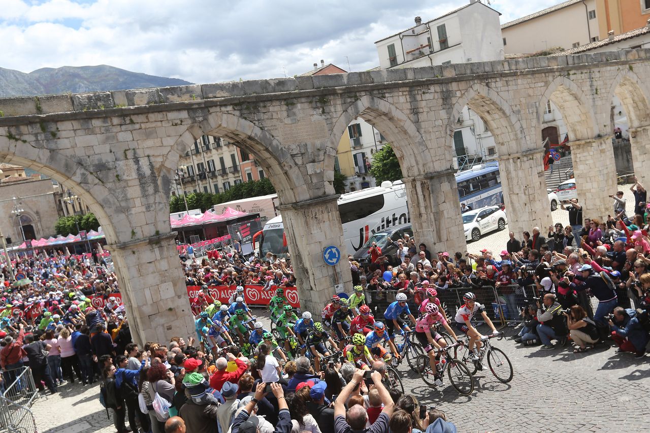The race rolls out of Sulmona