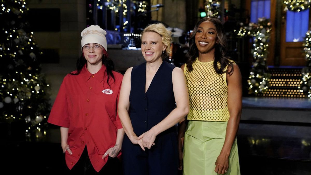 SATURDAY NIGHT LIVE -- “Kate McKinnon, Billie Eilish” Episode 1852 -- Pictured: (l-r) Musical guest Billie Eilish, SNL host Kate McKinnon, and Ego Nwodim during Promos in Studio 8H on Thursday, December 14, 2023 