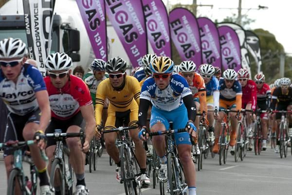 The peloton head down the home straight in Ouyen on stage ten of the tour.