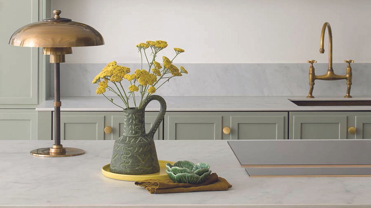 Kitchen with matching quartz worktop on island and cabinets