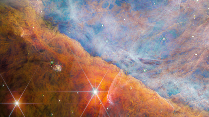 El Telescopio James Webb detecta compuestos de carbono esenciales para la vida en un sistema estelar a 1.000 años luz de la Tierra