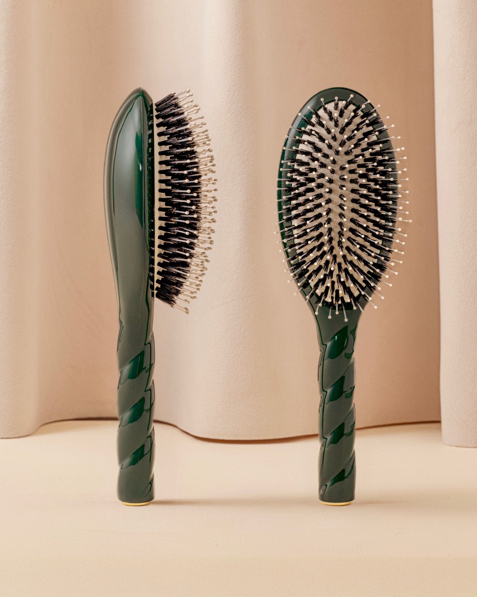 N.03 the Gentle Scalp Care the Essential Softness Brush Emerald Green