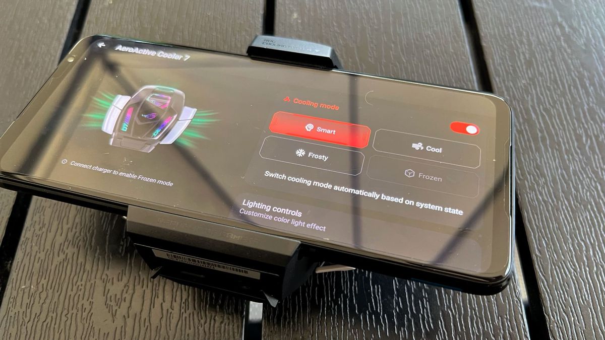 Asus Rog phone 7 och Aerocooler 7 p&aring; svart bord