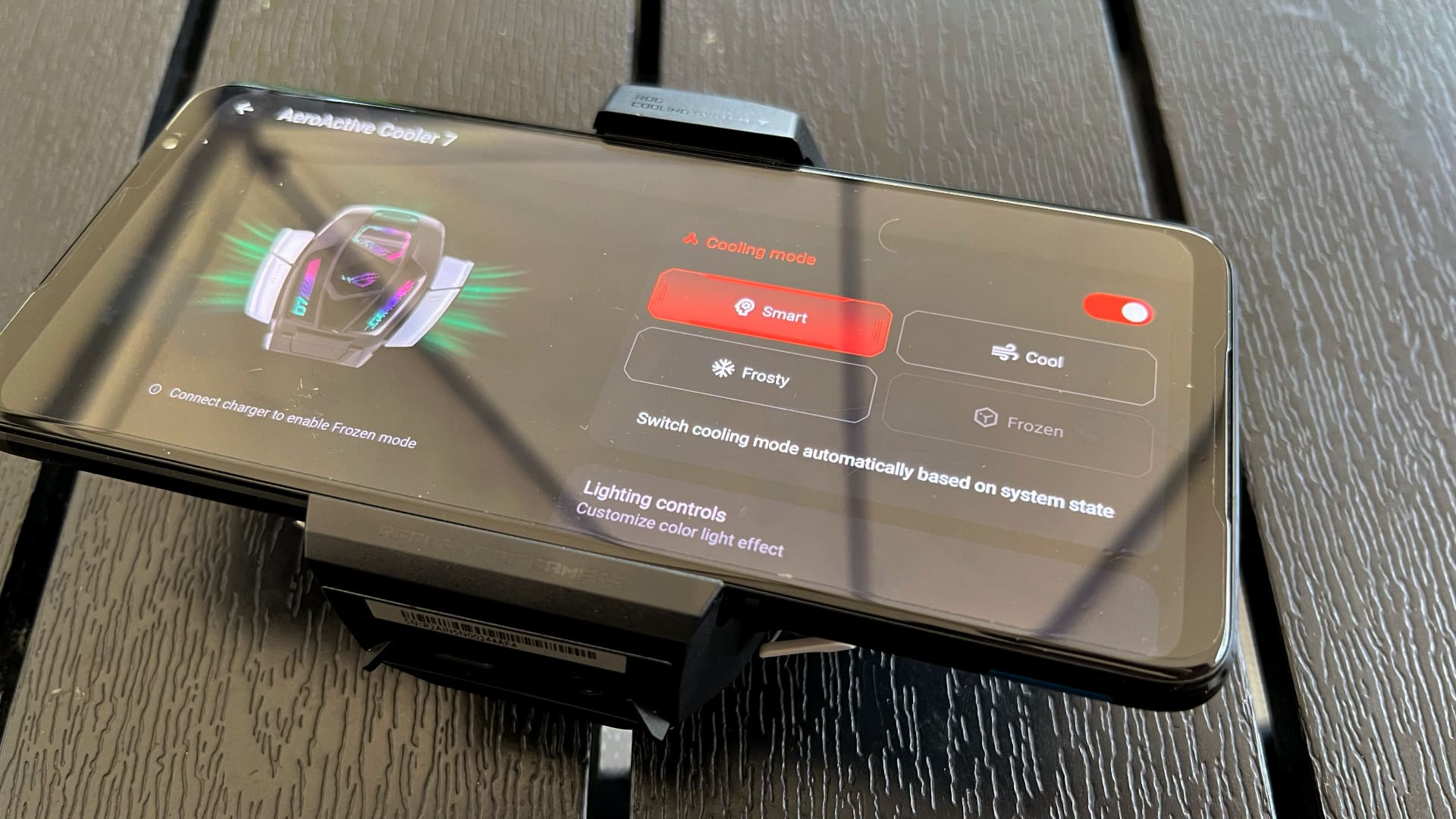 Asus Rog phone 7 och Aerocooler 7 på svart bord