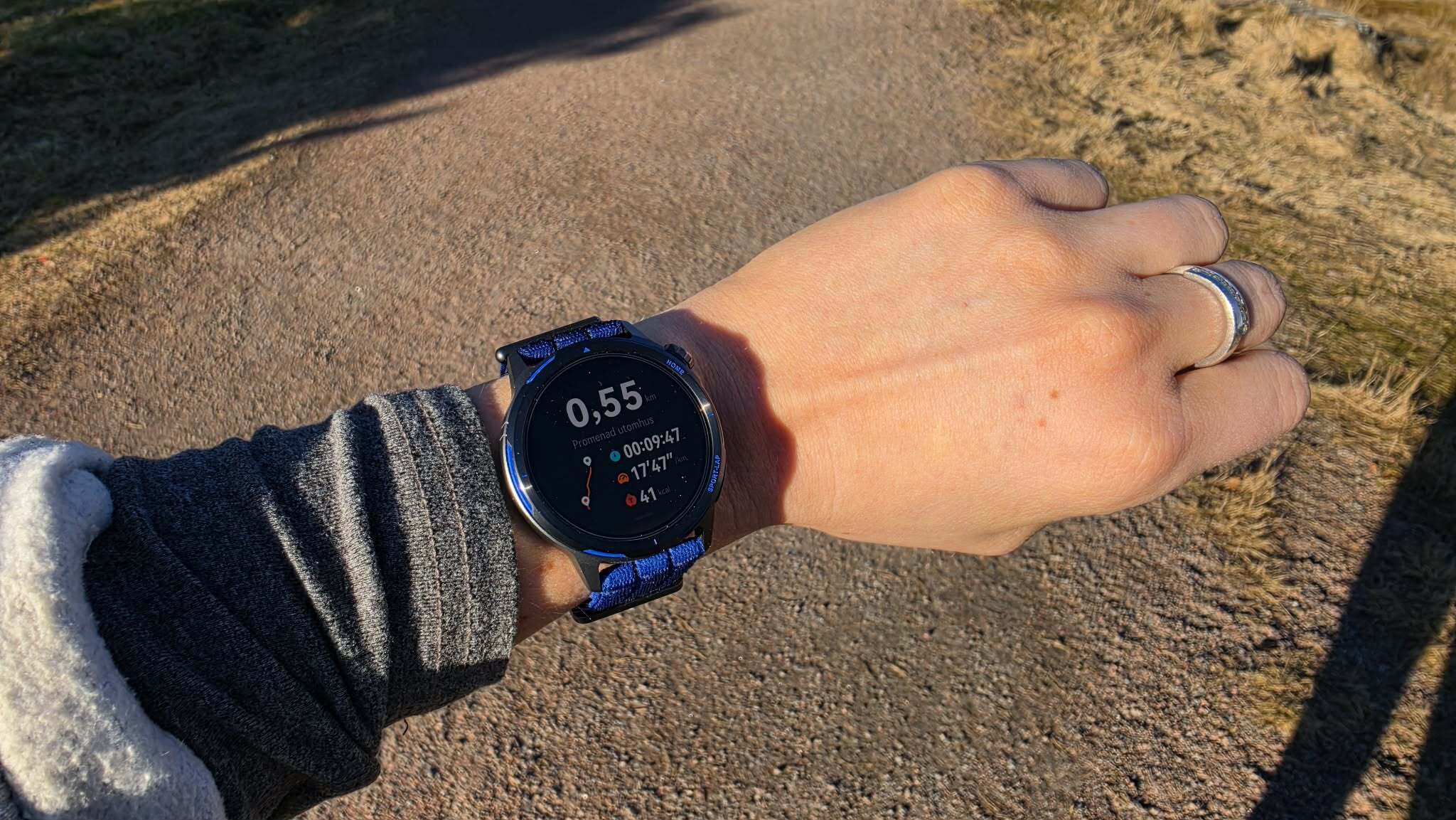 Huawei Watch GT Runner 2 vist p&aring; en h&aring;ndled ude i solen.