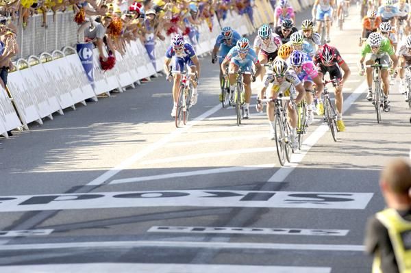 Cavendish surges for the line
