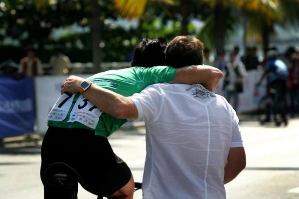 Francisco Ventoso (CarmioOro A-Style) celebrates with his team manager.