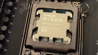 AMD Ryzen 7 7700X et carte mère AM5