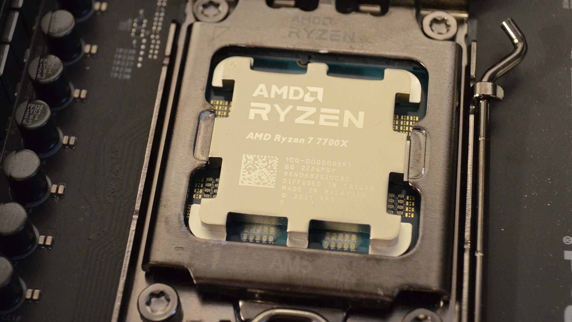 An AMD Ryzen 7 7700X in an AM5 motherboard