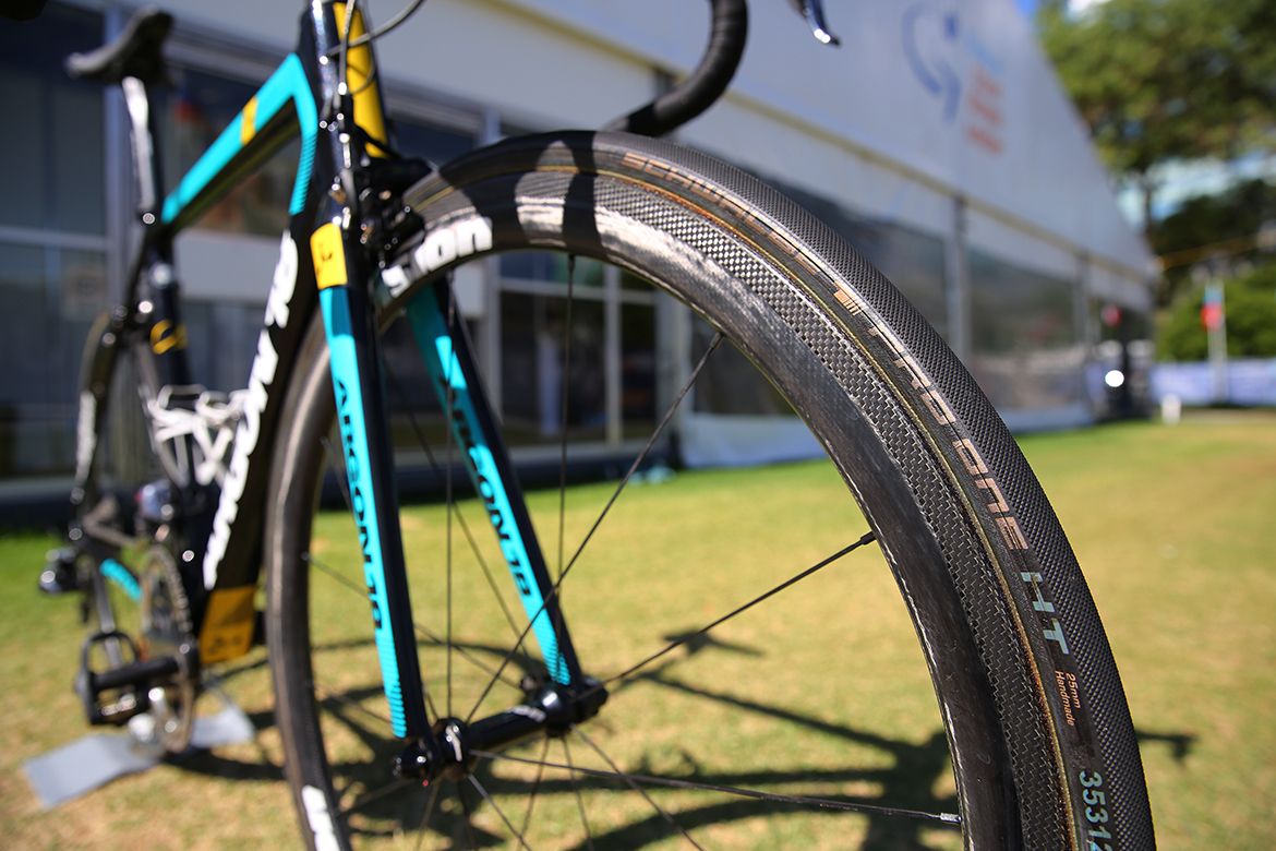 Astana uses Vision wheels with Shwalbe rubber