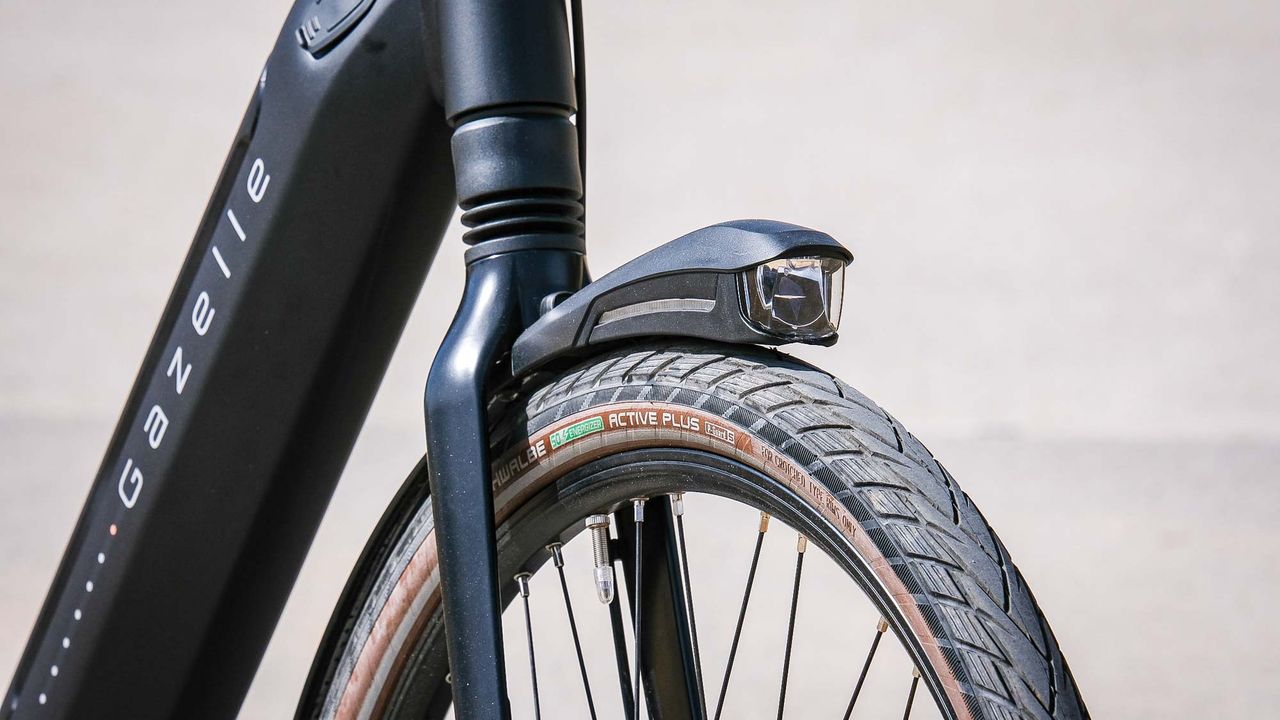 Gazelle Arroyo C8 HMB Elite front light