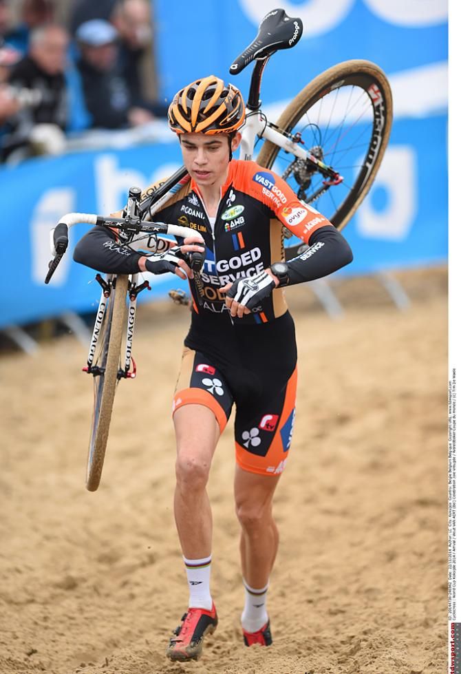Van Aert runs smoothly through the sand in Koksijde