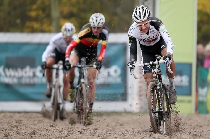 Niels Albert (BKCP-Powerplus) powers through the sand ahead of Klaas Vantornout and Sven Nys