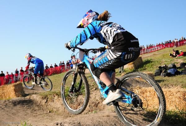 Rachael Atherton (Commencal) racing dual slalom