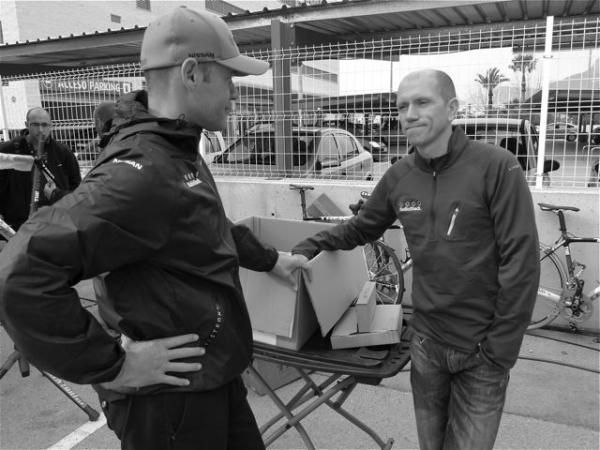SRAM's Alex Wassmann talks with team director Jose Acevedo