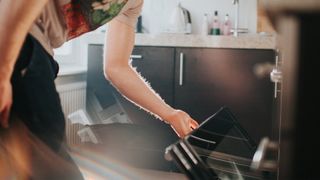 How to clean oven glass