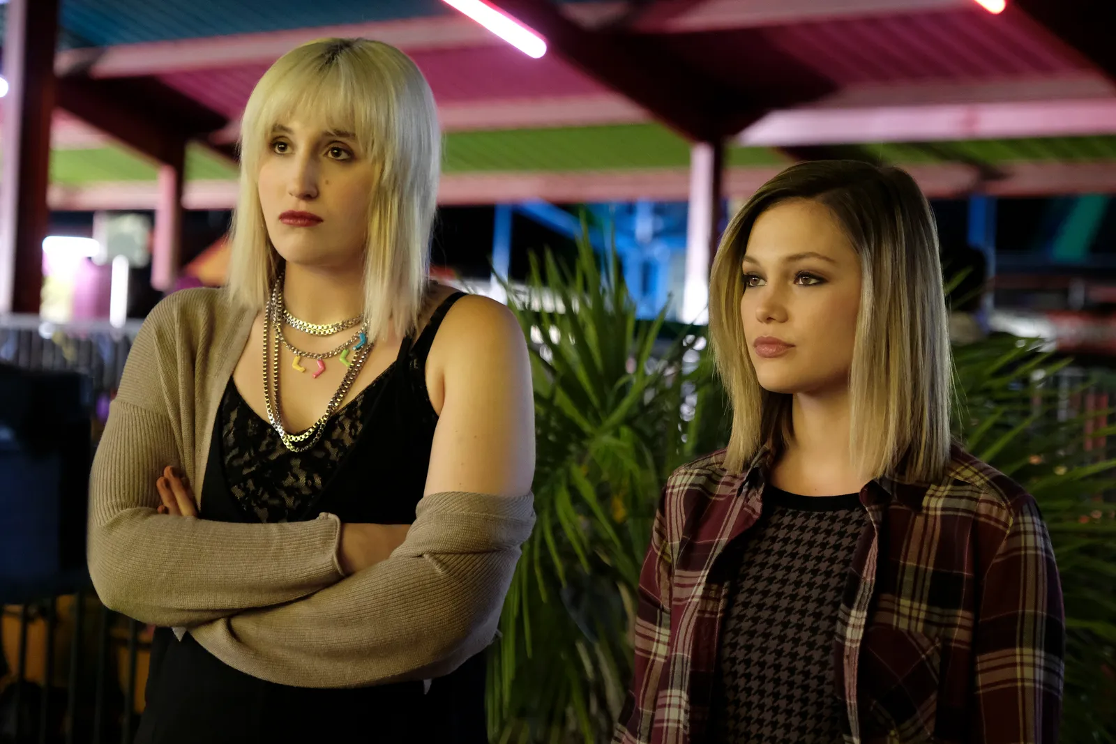 mallory and kate wallis dress in grunge like clothing while hanging out in a still from cruel summer season 1