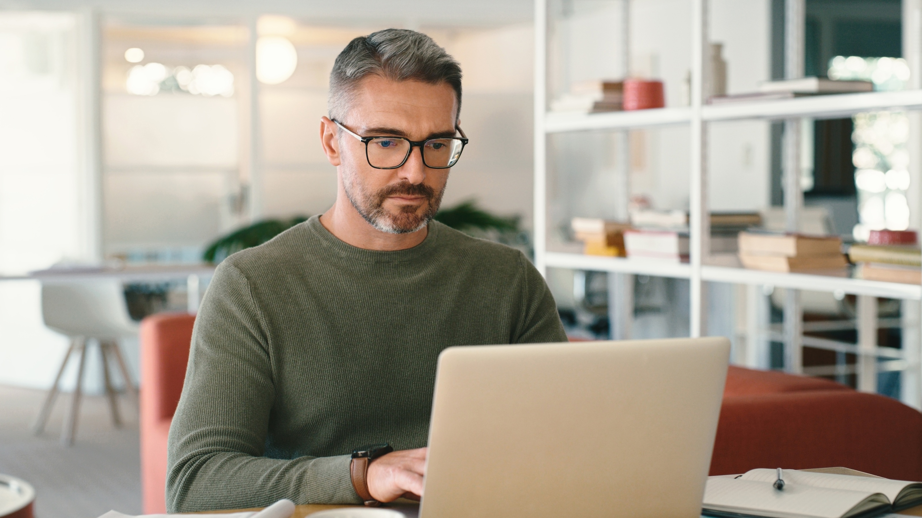 I'm a Retirement Specialist: This Is How to Keep Your 401(k) on Track Amid Dire News Alerts