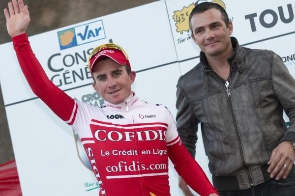Stage winner Samuel Dumoulin (l) and retired French rider Richard Virenque on the podium.