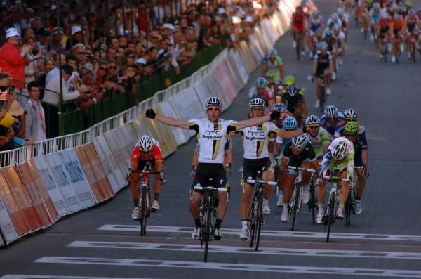 Matt Goss and Mark Renshaw (HTC-Highroad) raise their arms, Robbie McEwen (RadioShack) takes third on the left