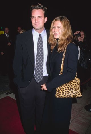 Jennifer Aniston wears a leopard bag in the '90s.