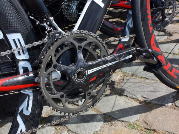 Caisse d'Epargne team bikes are equipped with Campagnolo Record cranks and Look pedals.