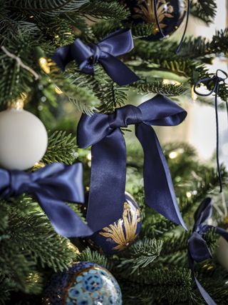 christmas tree decorations with blue ribbon bows