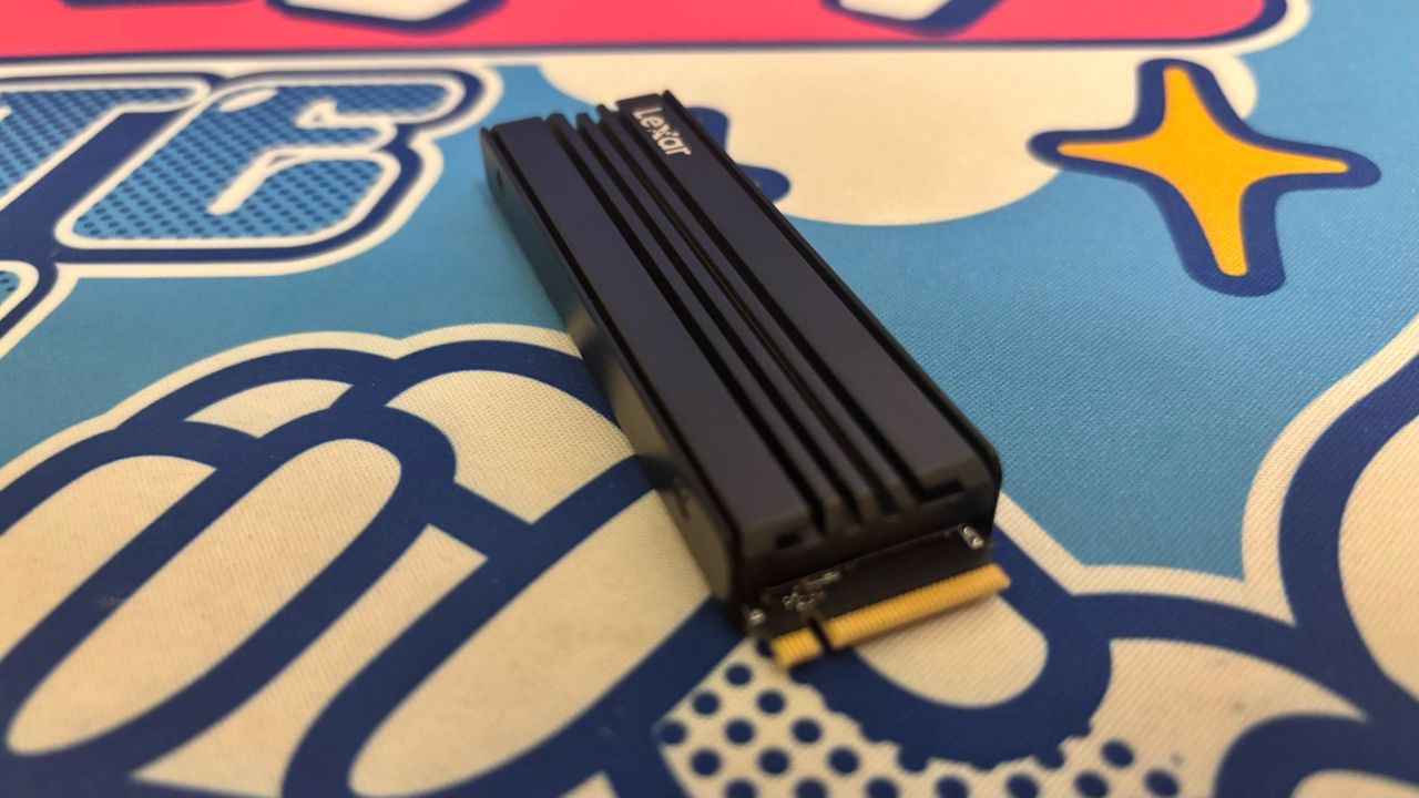 The heatsink grooves of the Lexar NM790 with Heatsink.