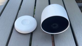 Google Nest Cam (akku) ja sen magneettinen kiinnitys pöydällä