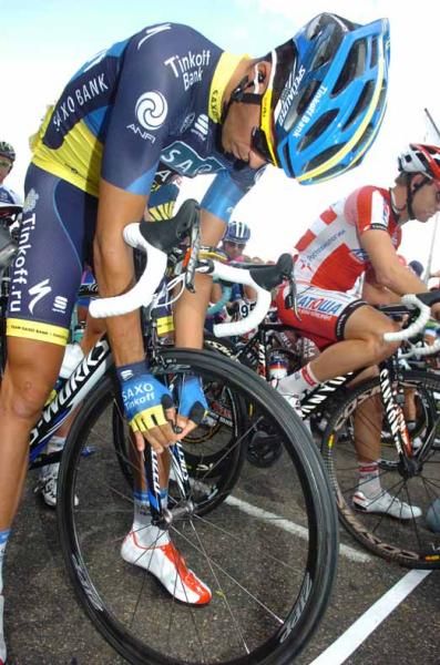 Last minute checks for Alberto Contador (Saxo Bank-Tinkoff Bank).