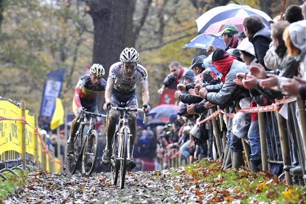 Niels Albert (BKCP-Powerplus) marked by Sven Nys (Landbouwkrediet-Colnago)