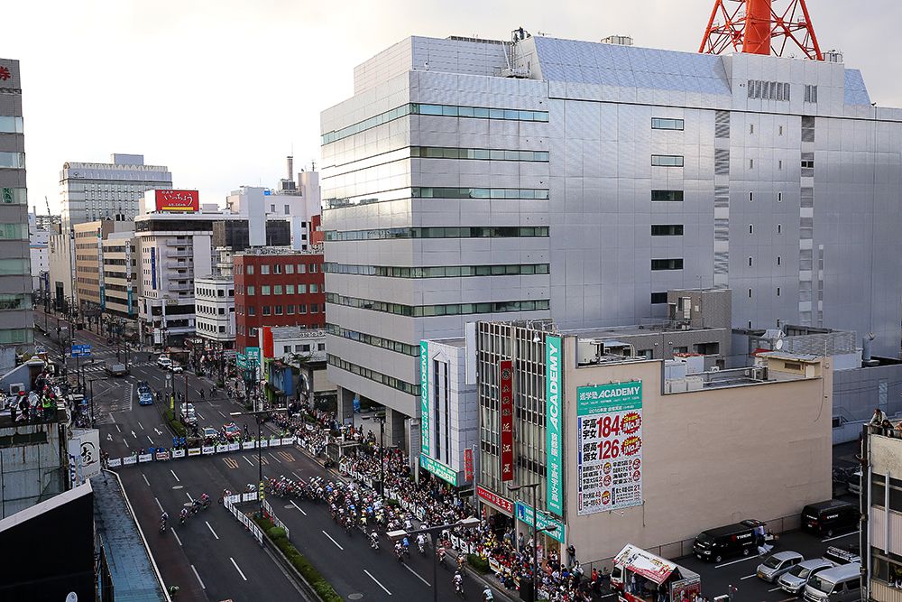 The peloton races through the streets of Utsunomiya