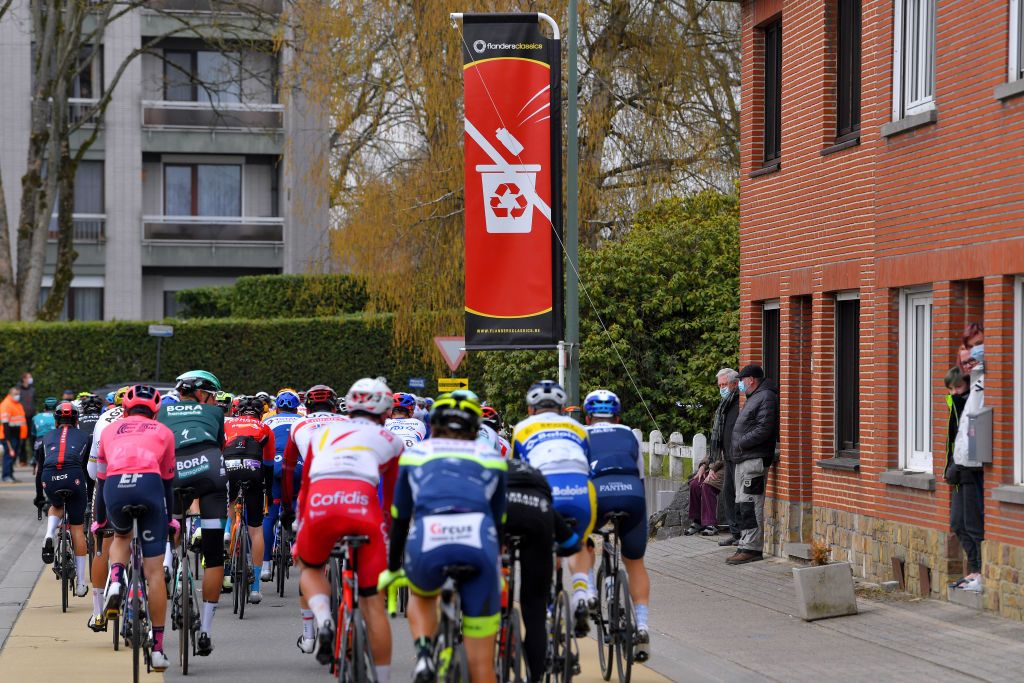 A sign indicates the end of the litter zone at the Brabantse Pijl