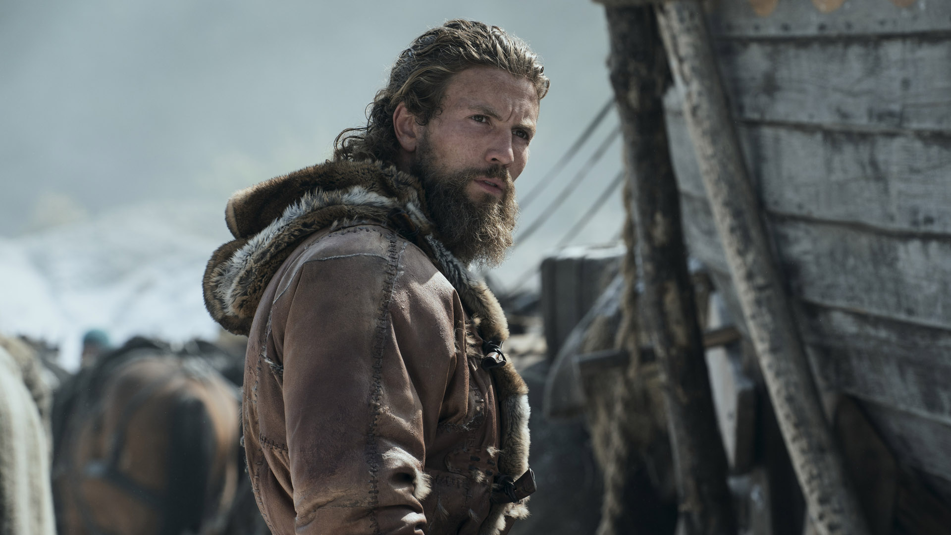 Harald sender et blikk mot noe i Netflix-serien Vikings Valhalla.