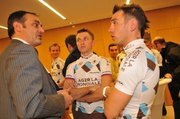 Tadej Valjavec (l) and Rinaldo Nocentini chat during the presentation.