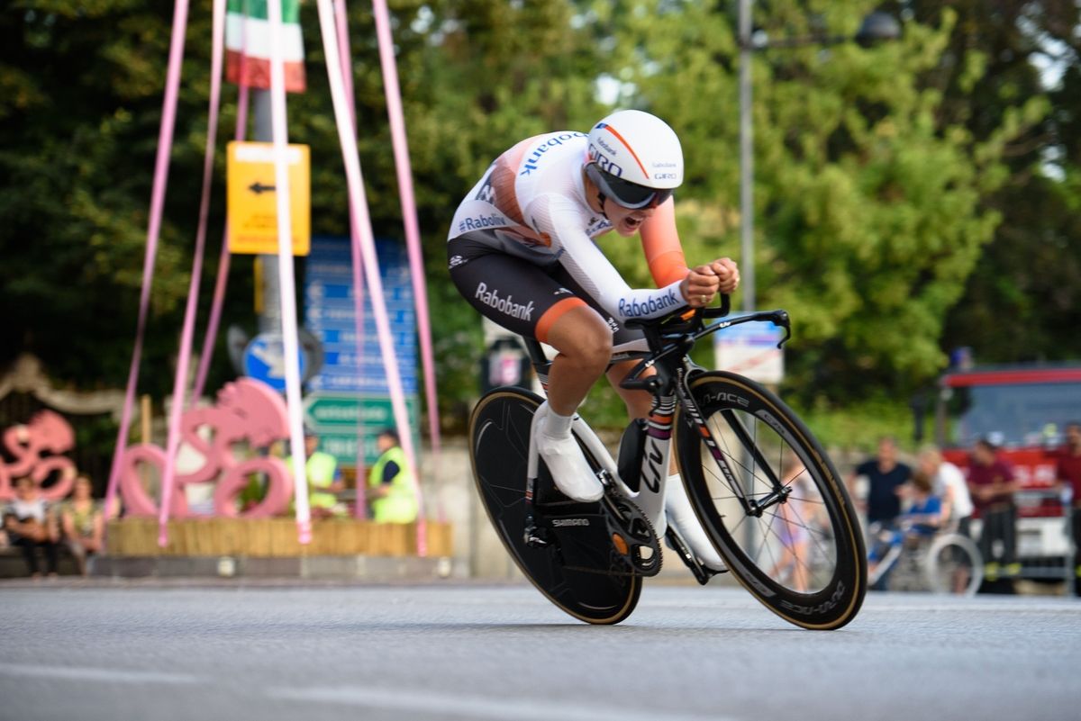 Lucinda Brand (Rabo Liv) roars through Gaiarine at Giro Rosa 2016