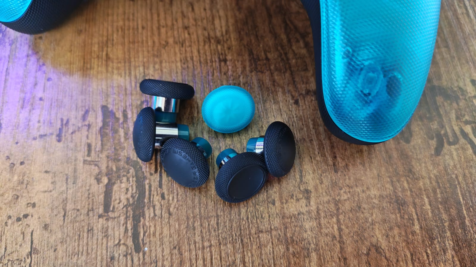 The swappable thumbsticks on the GameSir G7 Pro 8K PC