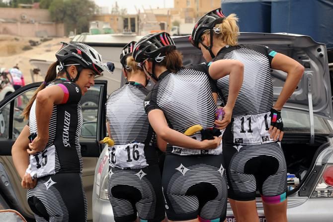 Team meeting for Specialized-lululemon prior to stage 3.