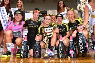 The six-rider Mitchelton-Scott team that won the 2019 Giro Rosa with Annemiek van Vleuten