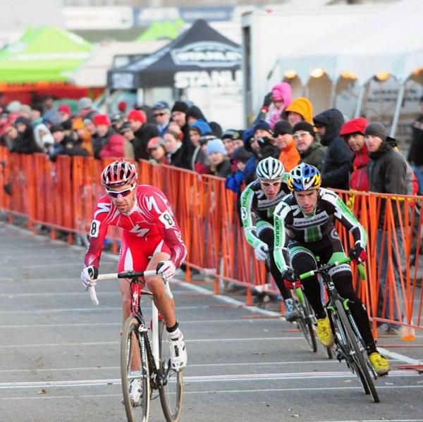 Tim Johnson and Jeremy Powers (Cannnondale-Cyclocrossworld) closing down a gap to Todd Wells.