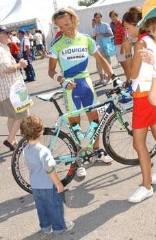 Patrick Calcagni (Liquigas-Bianchi) with a young fan