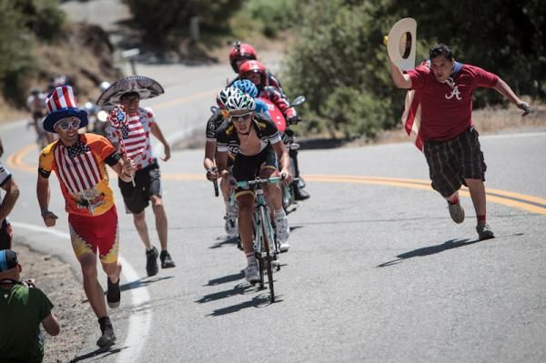 Some enthusiastic spectators try to keep up with the escape group