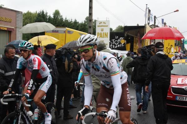 Nicolas Roche rides to the sign in