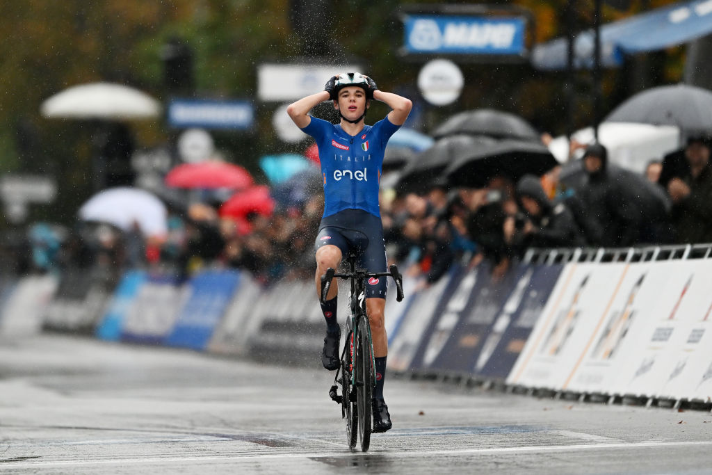 Zurich, Suiza - 26 de septiembre: Lorenzo Finn del equipo Italia Famoso por la línea de meta como ganador de la medalla de oro durante el 97º Campeonato Mundial de Ciclismo de UCI Zurich 2024, la carrera macho Junior Road, una carrera de 127.2 km en Suiza. (Foto de Tim de Waele / Getty Images)